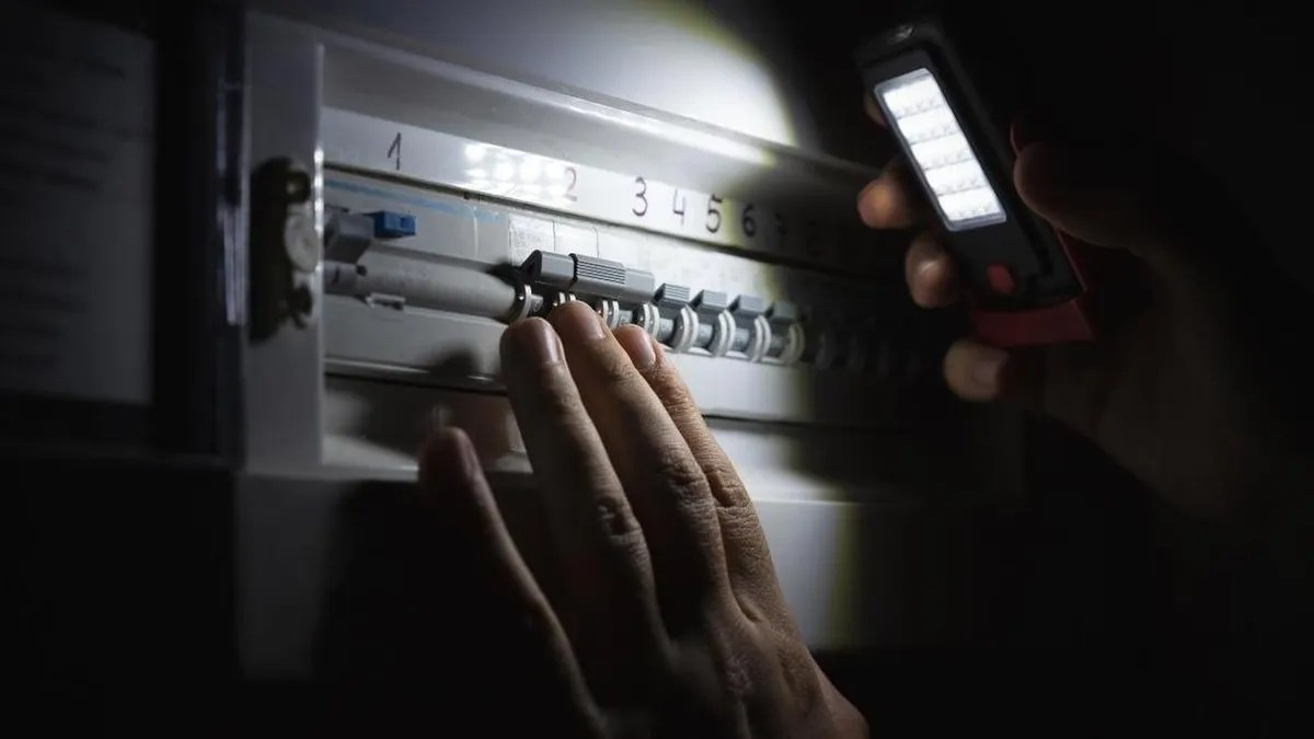 Enel anuncia cortes de luz en varias comunas de Santiago: mantenimiento de infraestructura programado