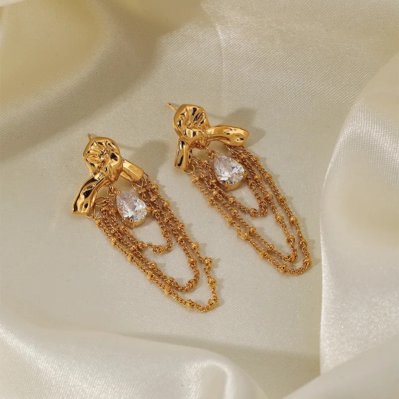 Aretes con gema en forma de gota en color claro