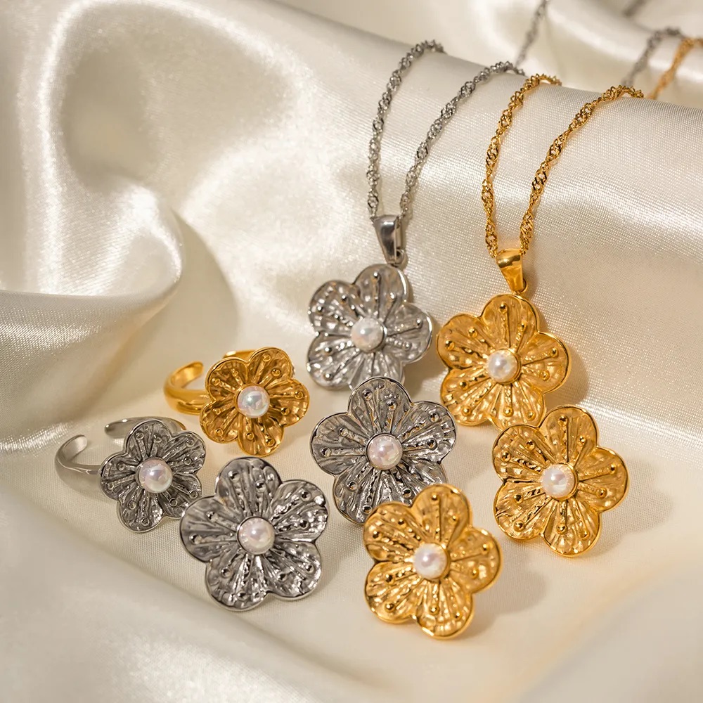 Set de flor con perla blanca en el centro