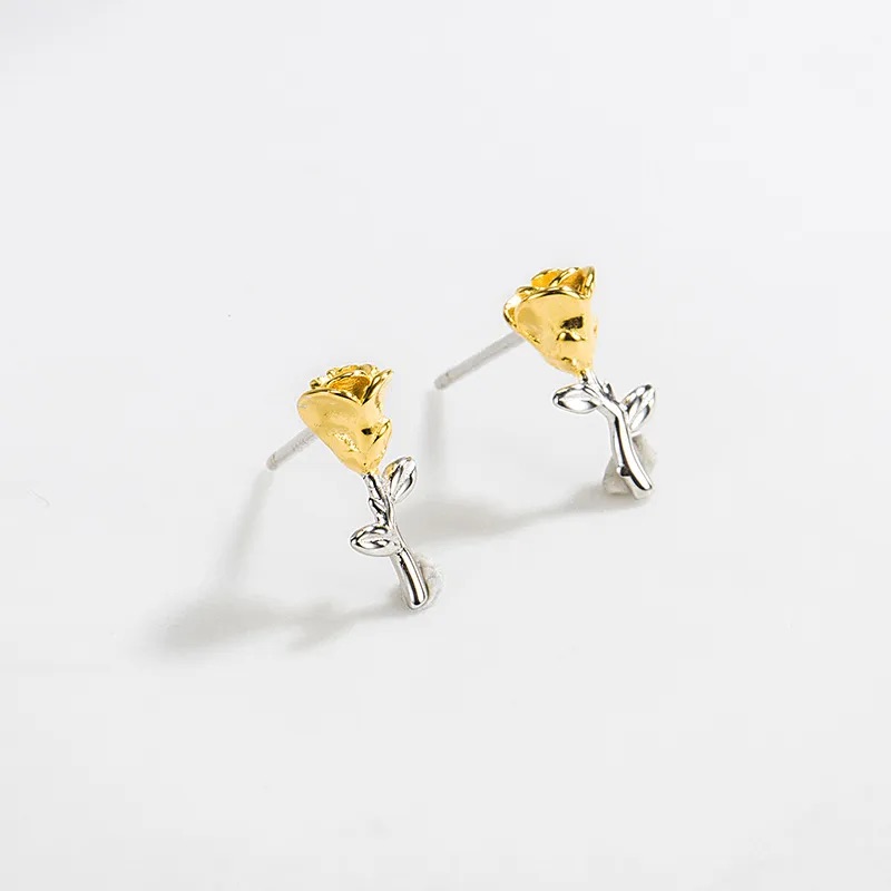 Aretes mini de flor en plata con baño de oro