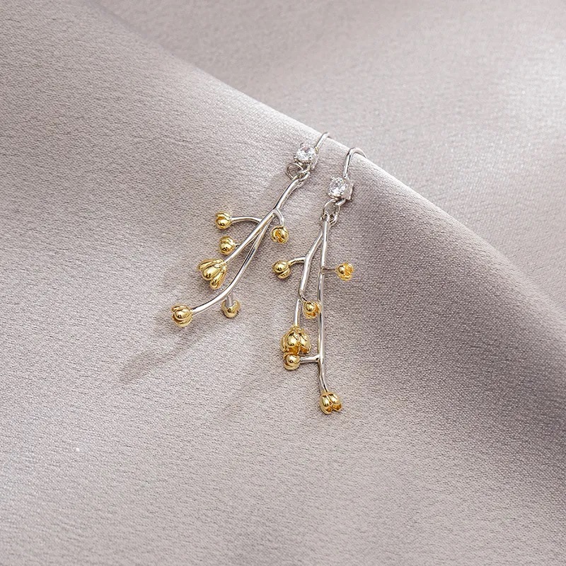 Aretes con puntas doradas de rosas