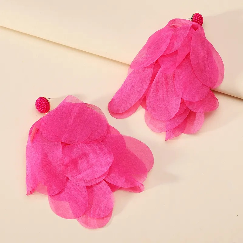 Aretes grandes con pétalos de tela