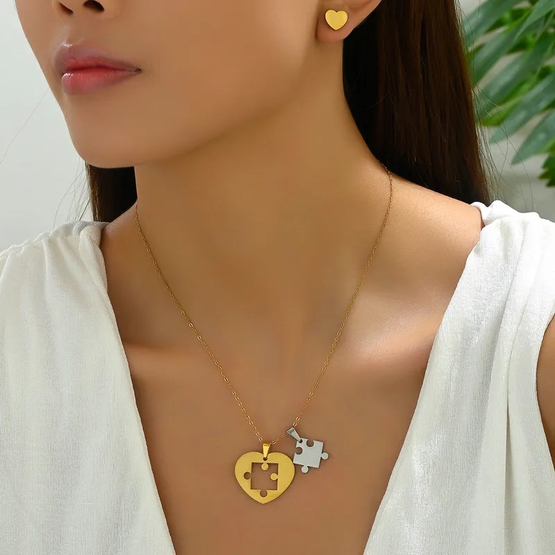 Set de aretes y cadena en forma de ficha de rompecabezas