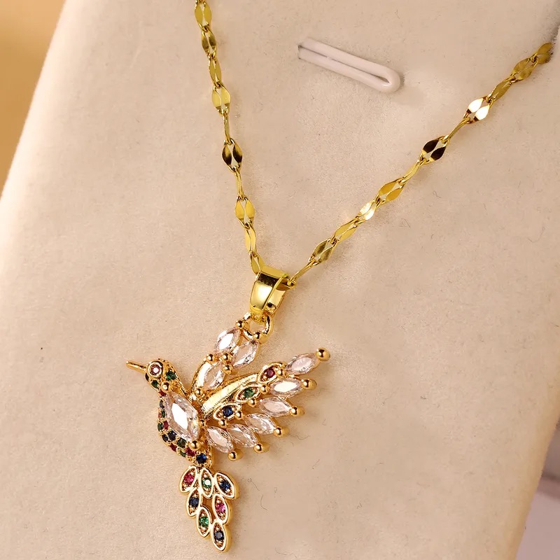 Collar de colibrí con incrustaciones de cristales de colores