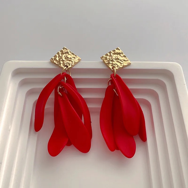 Aretes rojos de gotas largas colgantes