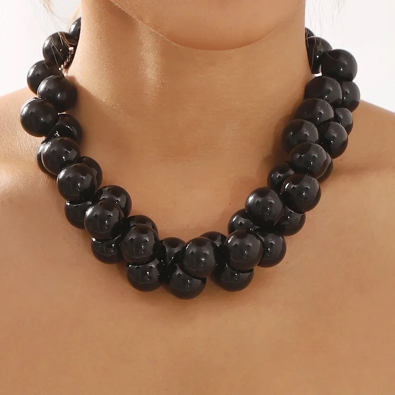Collar de mullos grandes