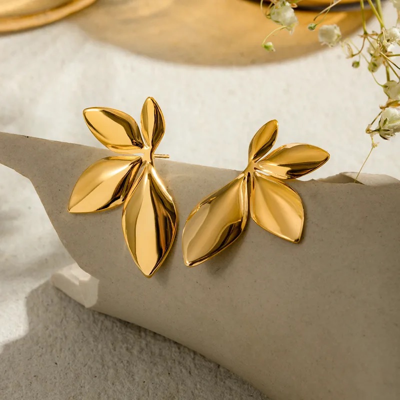 Aretes con diseño de media flor