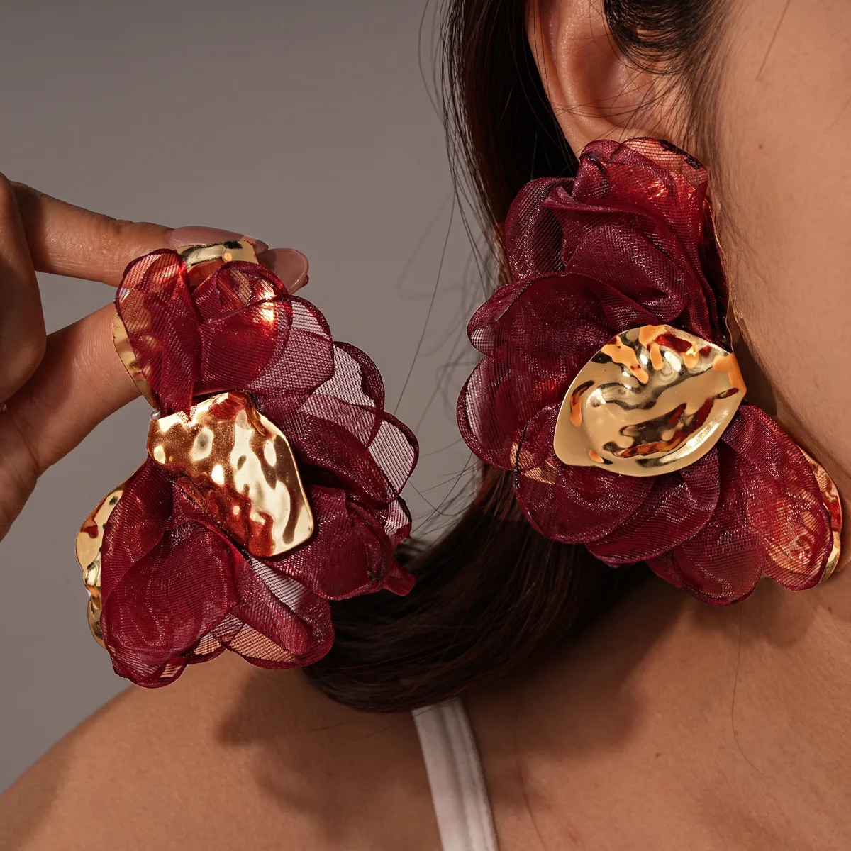 Aretes estilo bohemio y diseño floral