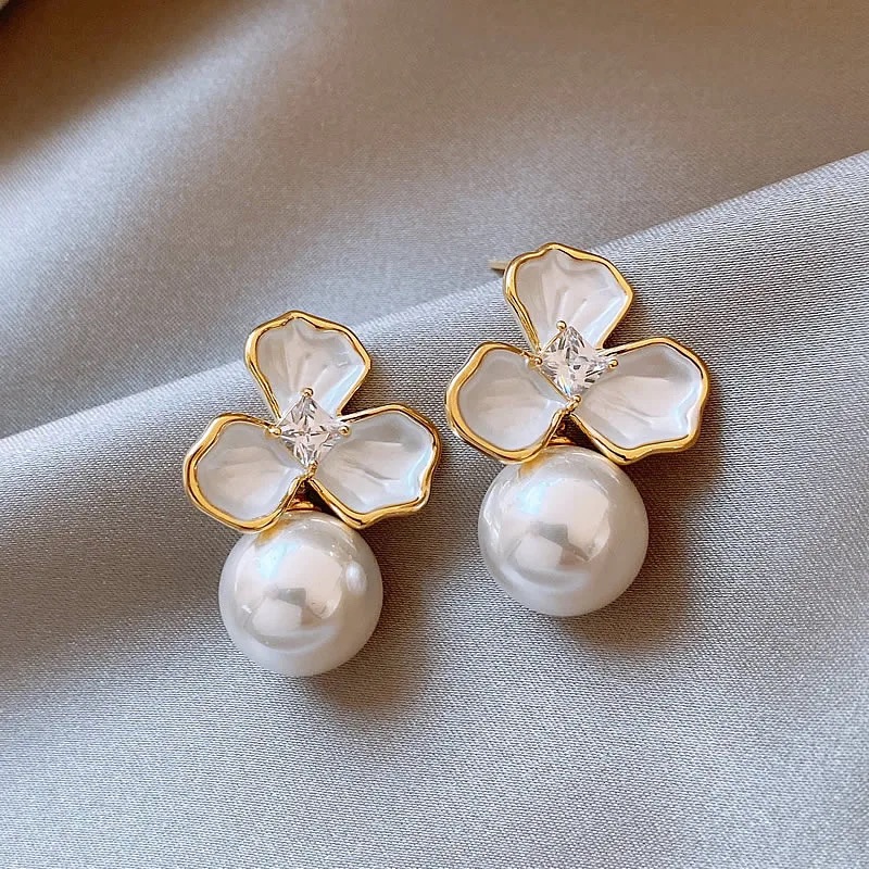 Aretes pequeños con perla y flor