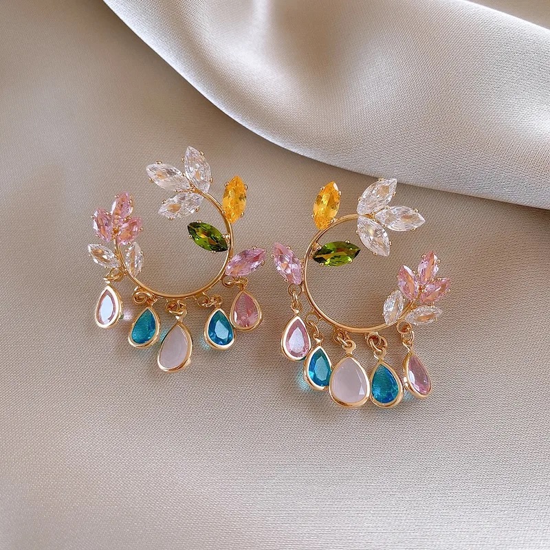 Aretes redondeados con cristales de colores