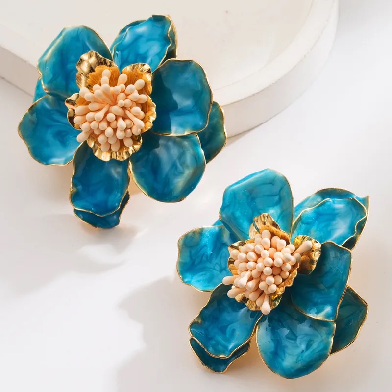 Aretes medianos de flor con colores brillantes