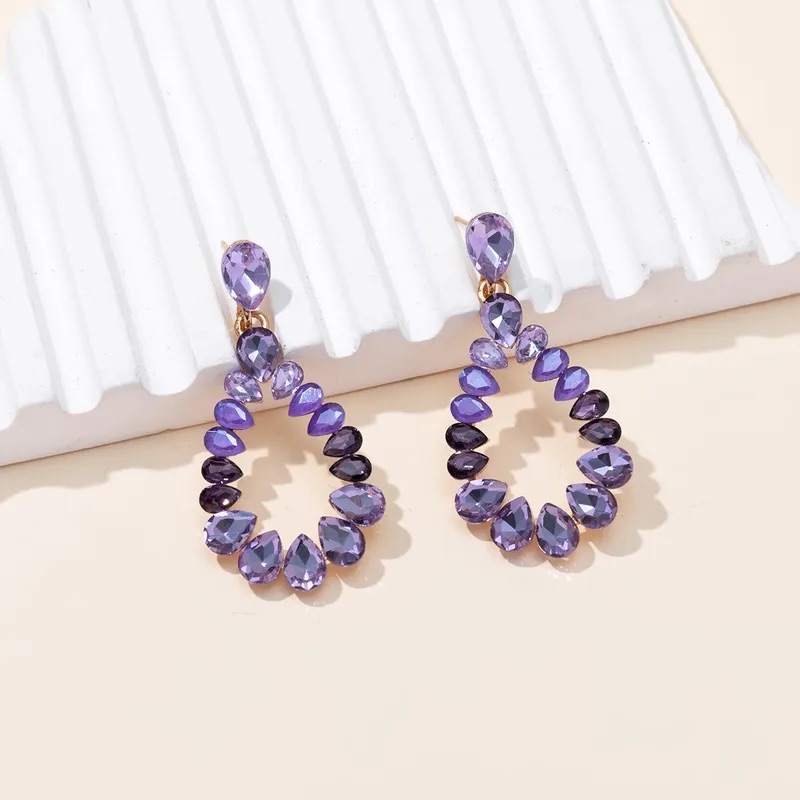 Aretes en forma de óvalo con cristales