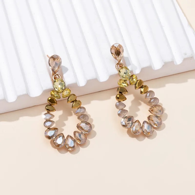 Aretes en forma de óvalo con cristales