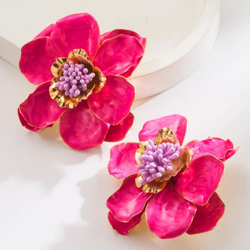 Aretes medianos de flor con colores brillantes