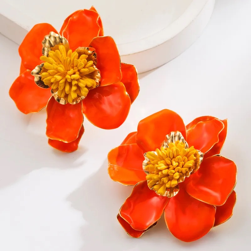 Aretes medianos de flor con colores brillantes