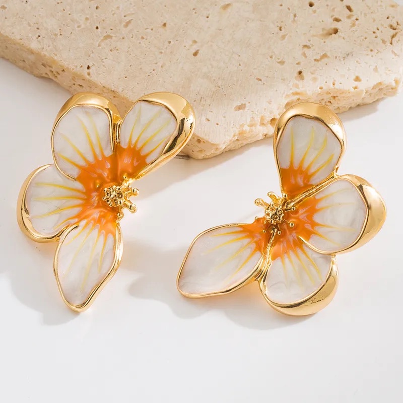 Aretes de media flor de colores