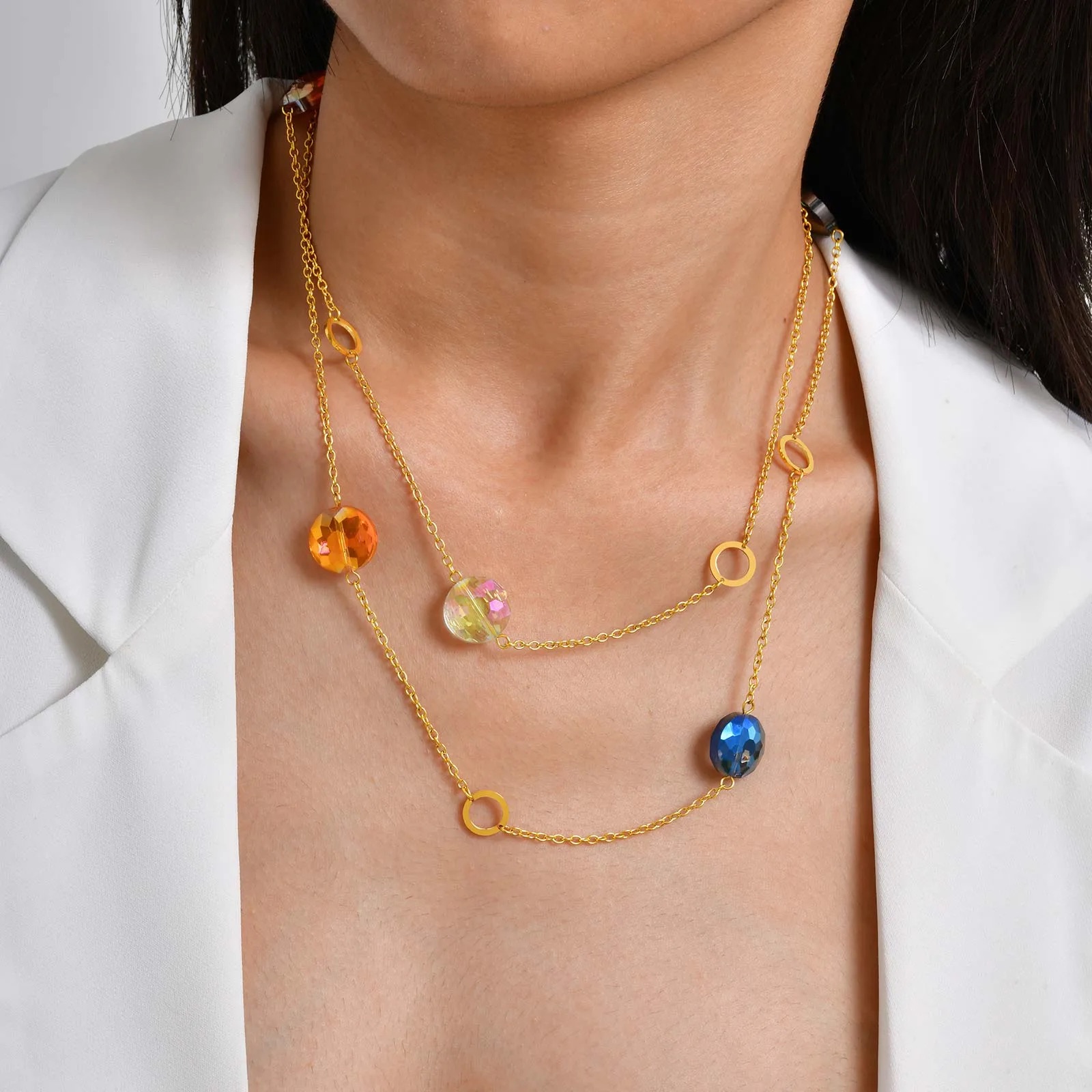 Collar largo con dijes geométricos de colores