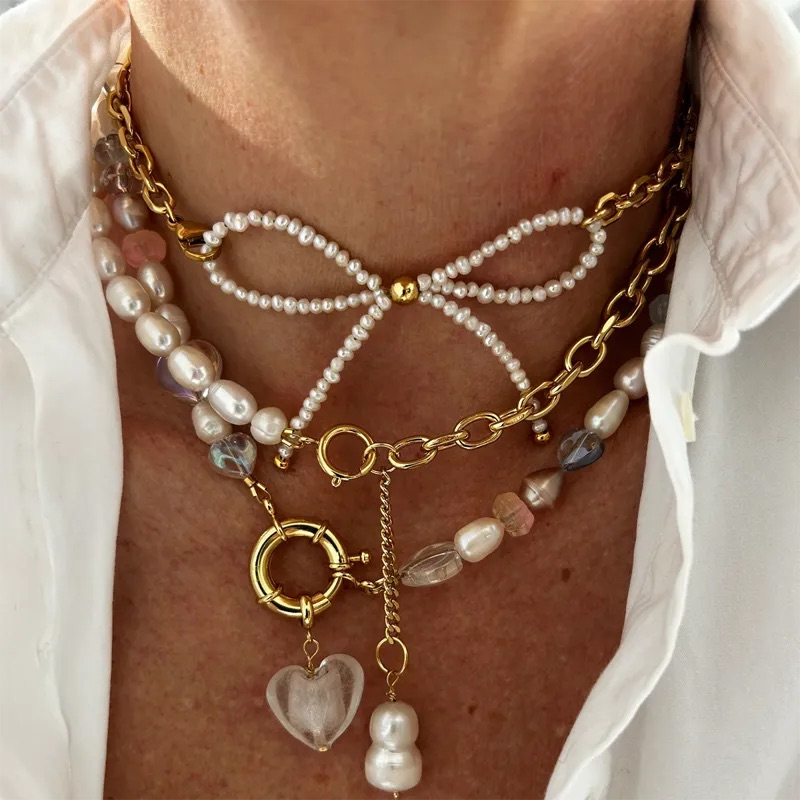 Collar multicadenas con diseños diferentes elaborado con perlas