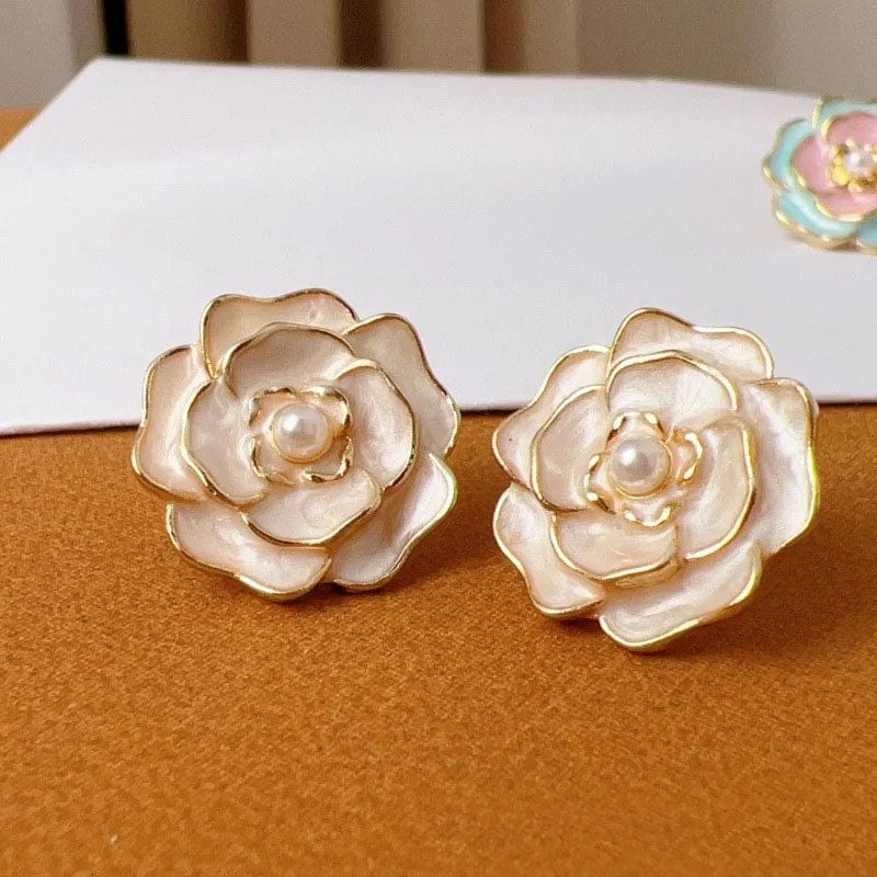 Aretes delicados en forma de rosa blanca
