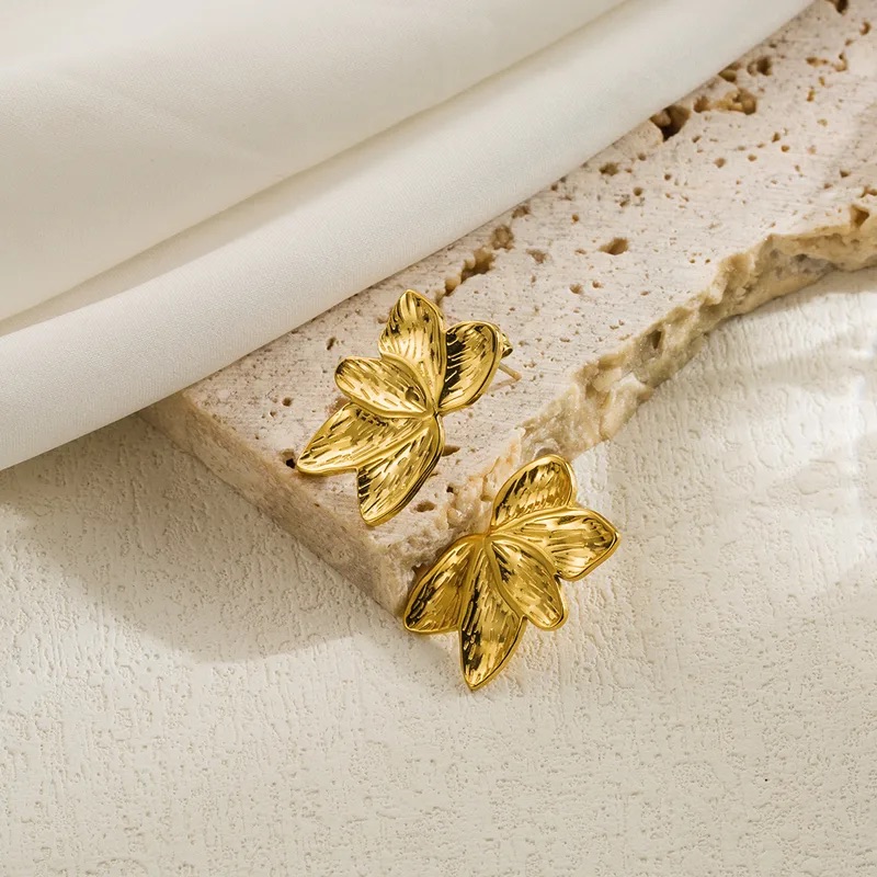 Aretes con diseño de media flor gruesa