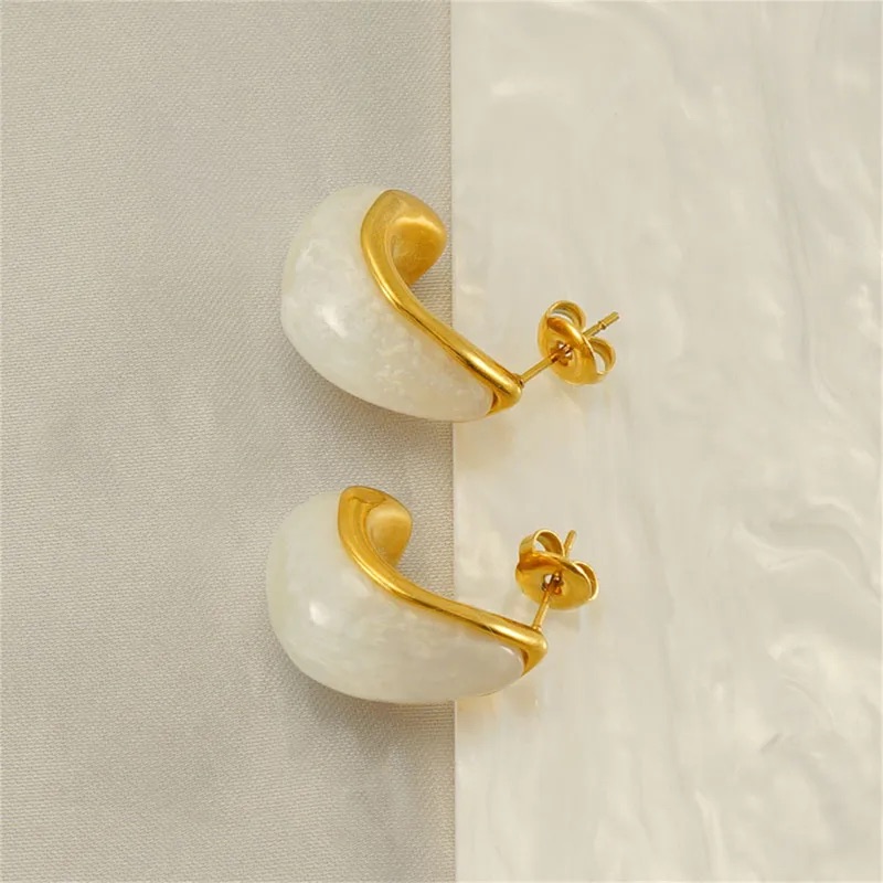 Aretes pequeños estilo gota