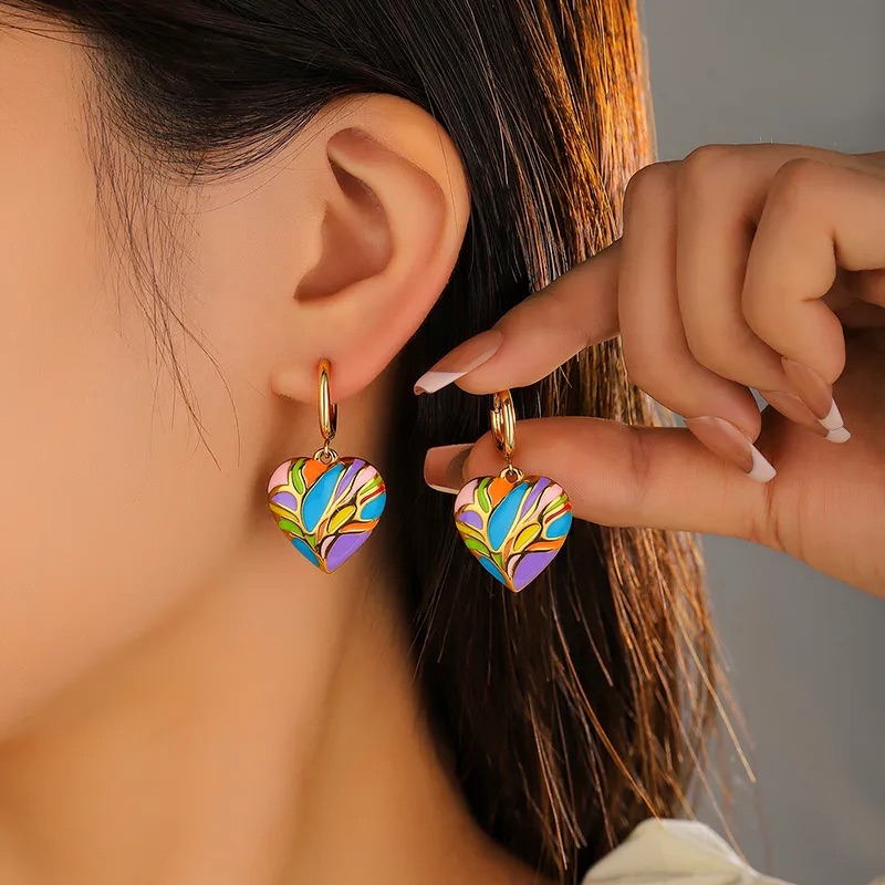 Aretes de colores en forma de corazón