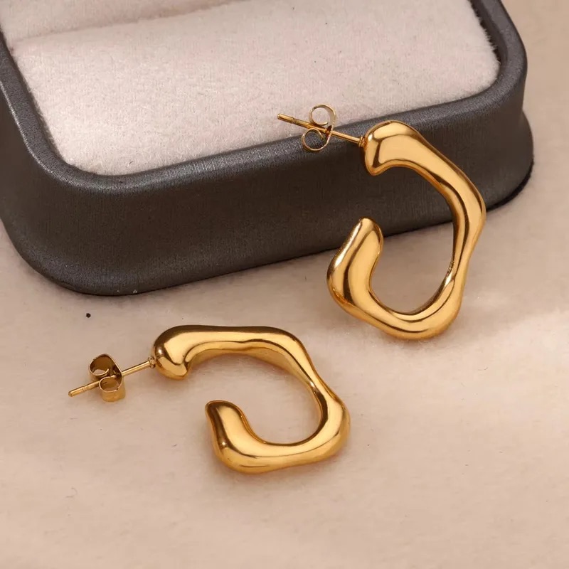 Aretes estilo media argolla cuadrados