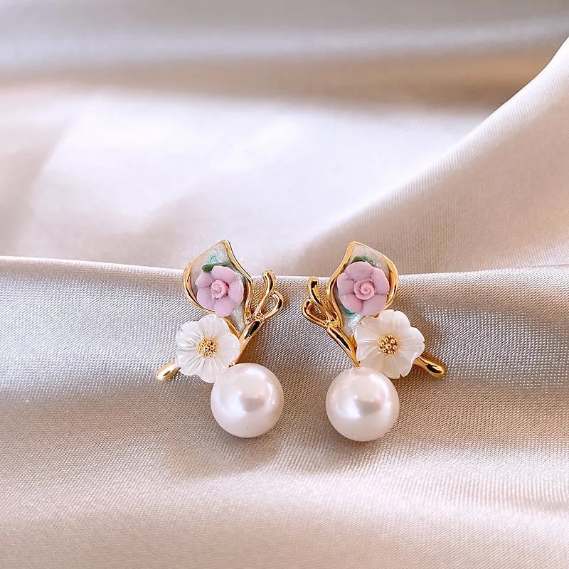 Aretes pequeños de rosas blancas