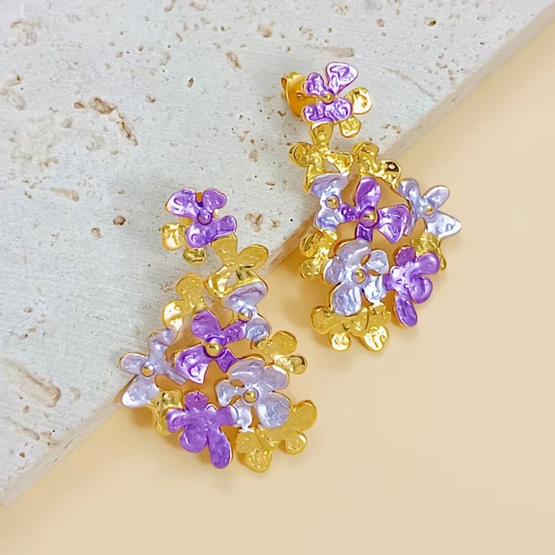 Aretes de flores entrelazadas