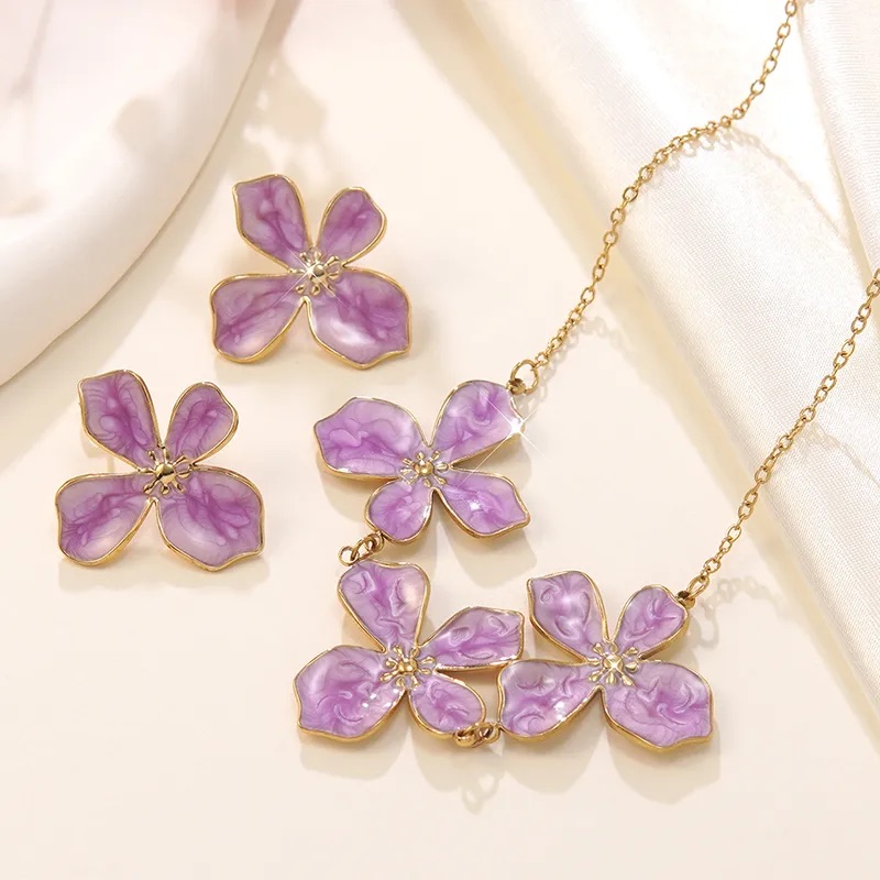 Set de flores y pétalos entrelazados
