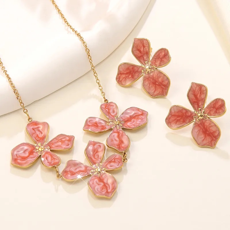 Set de flores y pétalo entrelzados