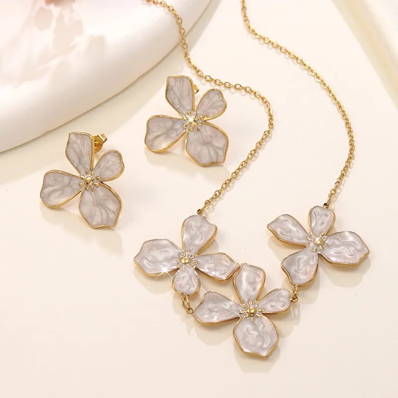 Set de flores y pétalos entrelazados