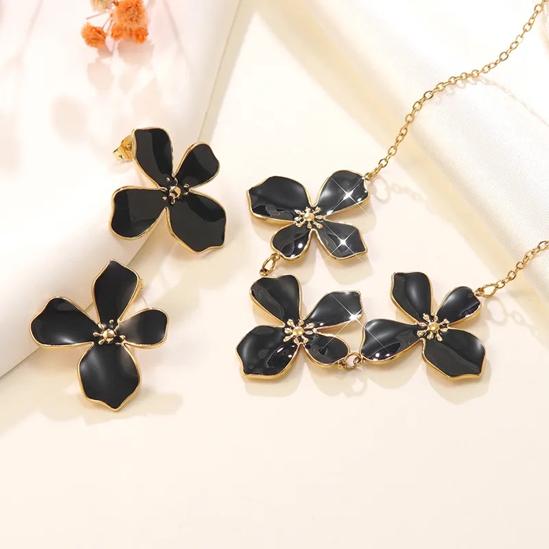 Set de flores y pétalos entrelazados