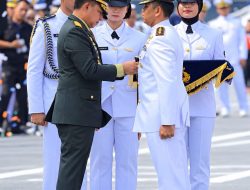 KRI Sriwijaya-100 Resmi Beroperasi, Panglima TNI Lantik Komandan Kapal Induk Pertama