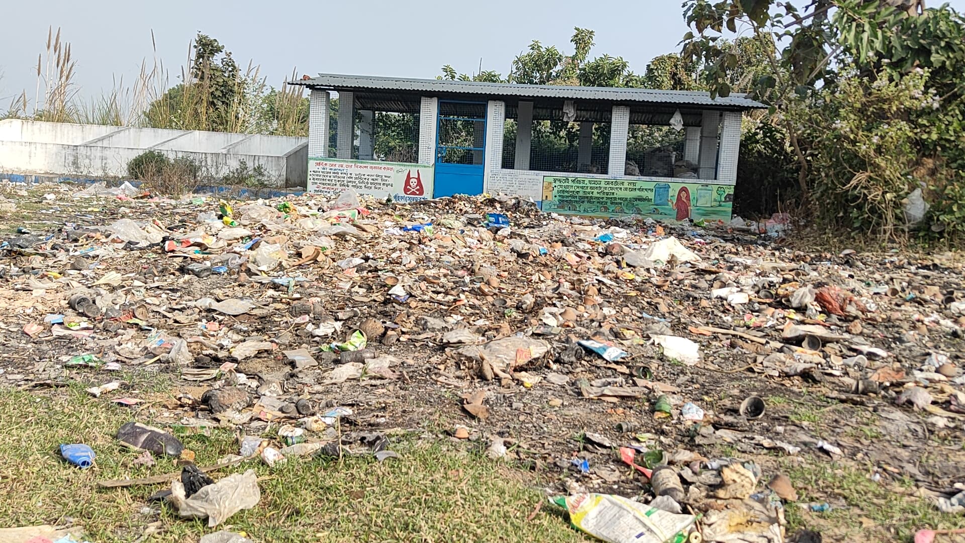বর্জ্য প্রক্রিয়াকরণ কেন্দ্রের সামনেই আবর্জনার স্তূপ! টাকা নয়ছয়ের চূড়ান্ত