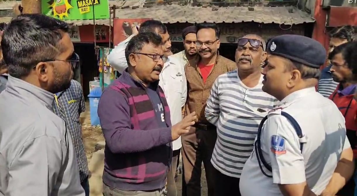 ভগৎ সিং মোড়ে চেকিং করা চলবে না, ট্রাফিক পুলিশের বিরোধিতায় স্থানীয় ব্যবসায়ীরা