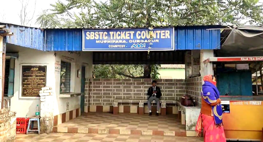 মুচিপাড়ায় ঝাঁপ পড়েছে এসবিএসটিসির কাউন্টারে, চরম সমস্যায় যাত্রীরা