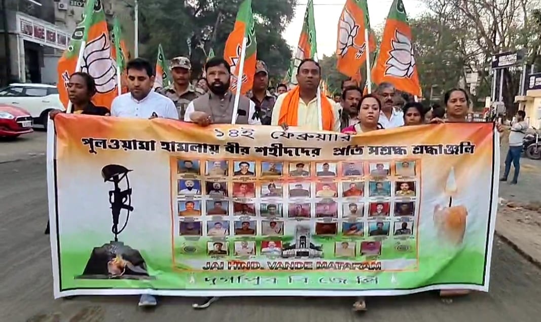পুলওয়ামায় শহীদদের স্মরণে আয়োজিত মিছিলে বিজেপির পতাকা, দলীয় স্লোগান!