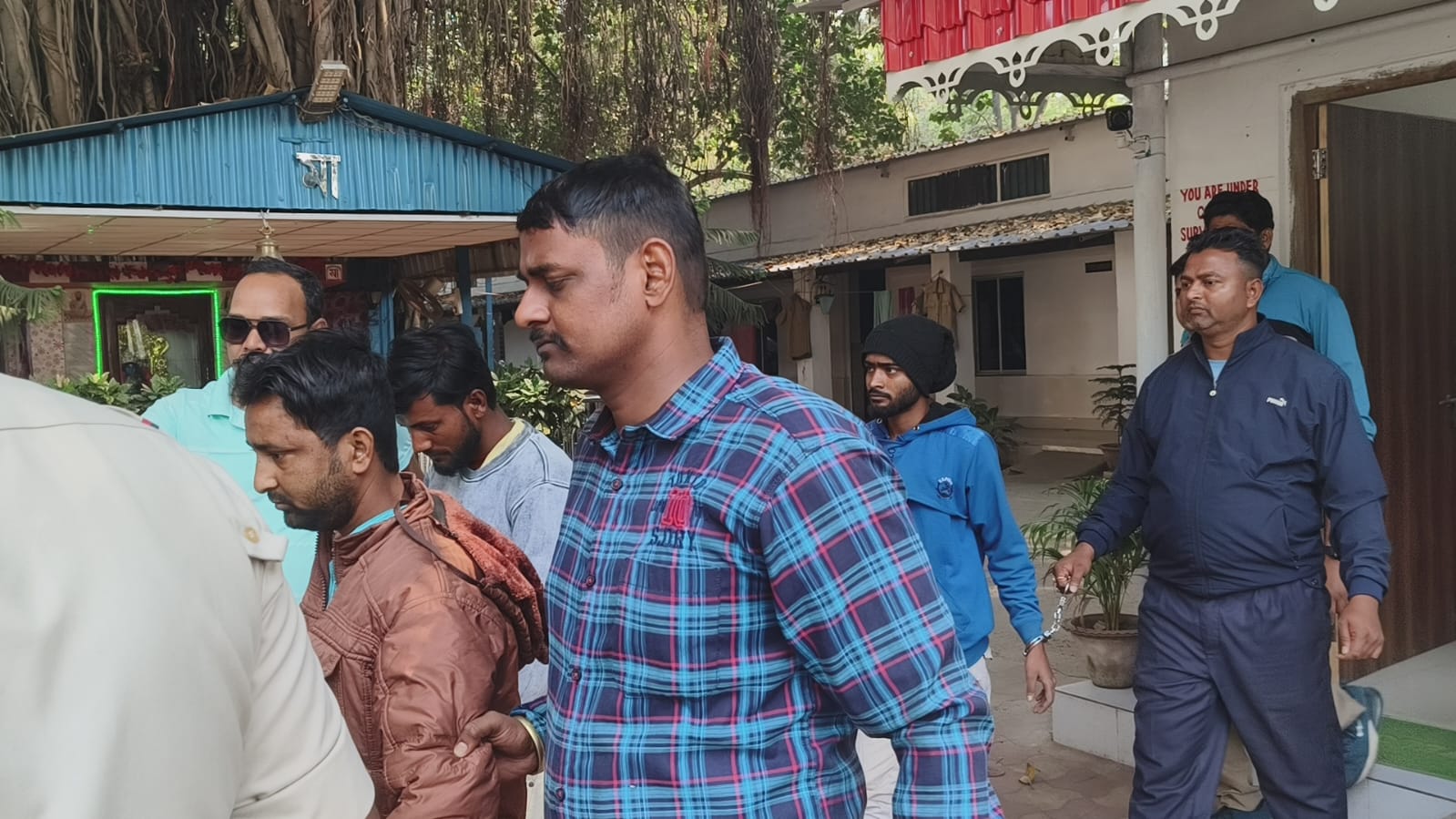 ভিন জেলা থেকে দুই মোবাইল চোরকে ধরে দুর্গাপুরে আনল পুলিশ