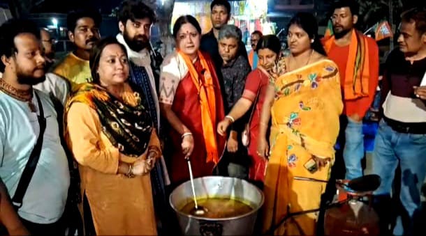 সাড়ে চারঘন্টা পর দুর্গাপুরে ডিসির অফিসের সামনে বিজেপির বিক্ষোভ উঠল