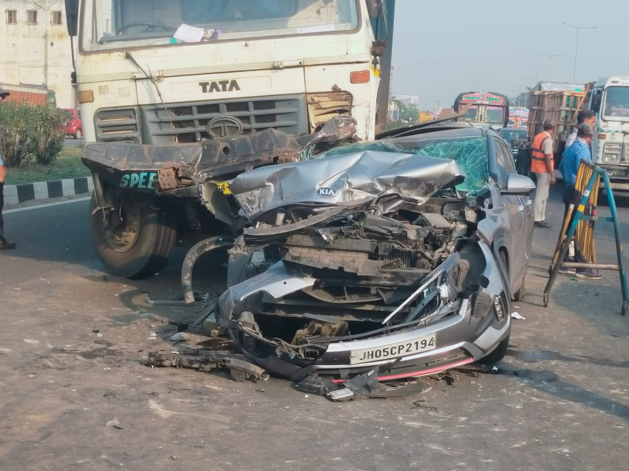 দুর্গাপুরের ওল্ড কোর্টের কাছে জাতীয় সড়কে দুর্ঘটনা, তুবড়ে গেল গাড়ি