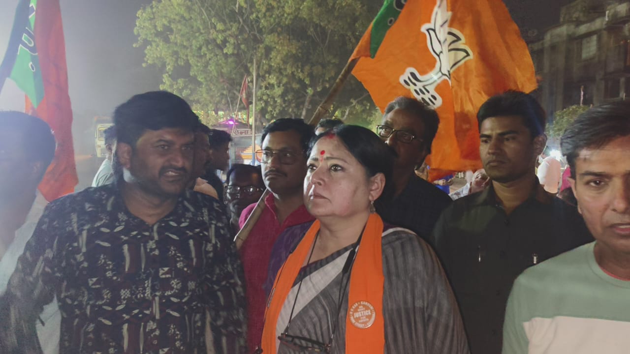 কারখানার দূষণের বিরুদ্ধে অগ্নিমিত্রার অভিনব আন্দোলন দুর্গাপুরে