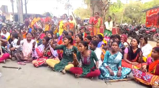আদিবাসী কিশোরীকে যৌন হেনস্থা, আসানসোল উত্তর থানায় বিক্ষোভ