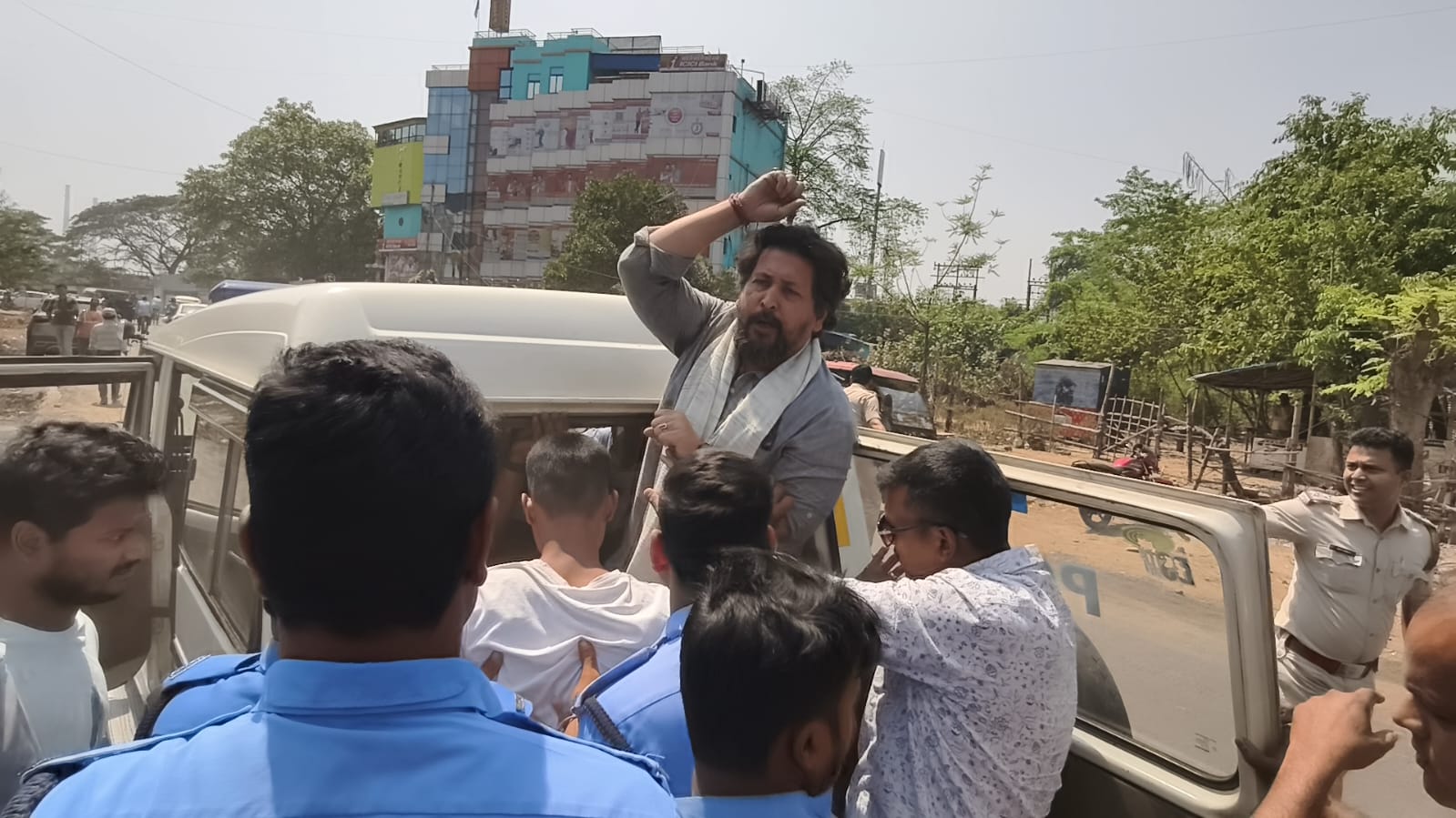 সিটি সেন্টারে হুলস্থুল, এল বিশাল পুলিশ বাহিনী, শুরু ধরপাকড়
