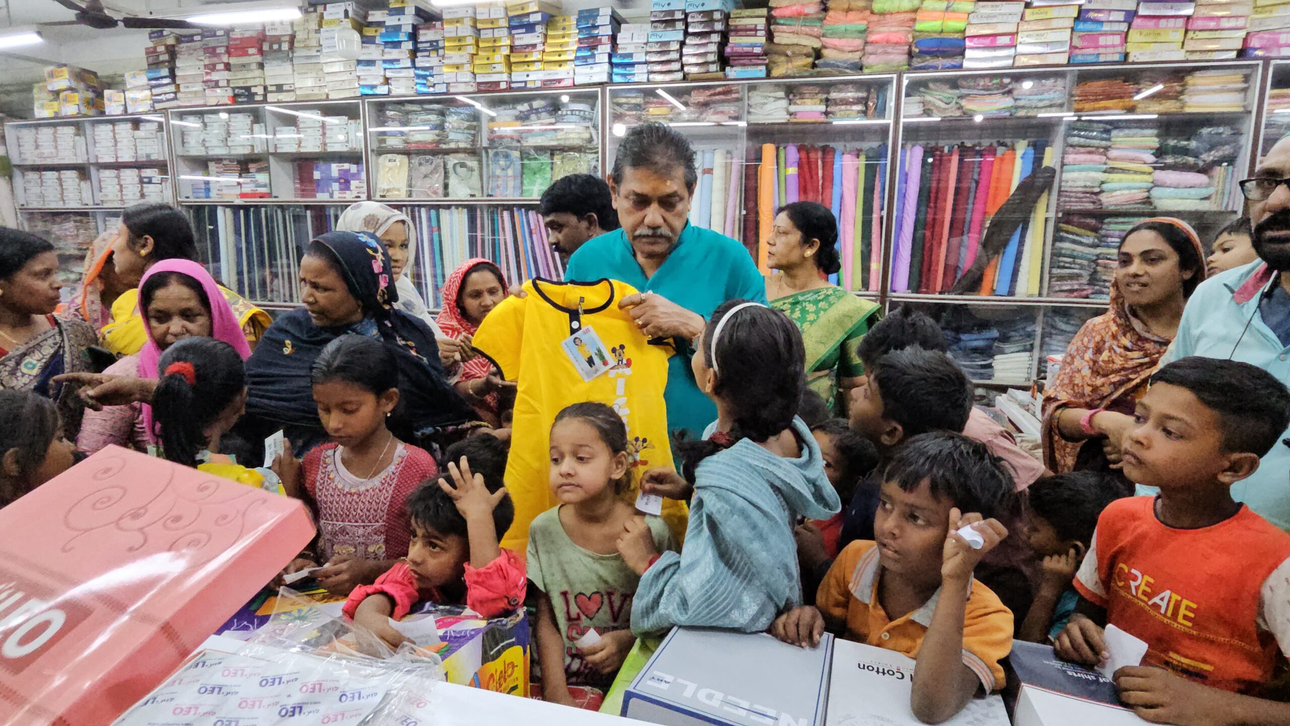 বিধায়ক প্রায় দু’শো কচি-কাঁচাকে দোকানে নিয়ে গিয়ে ঈদের বাজার করলেন