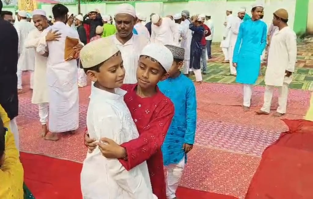 ডালা ভর্তি তত্ত্ব নিয়ে দুর্গাপুরে ঈদগাহে ঢুকল পুলিশ