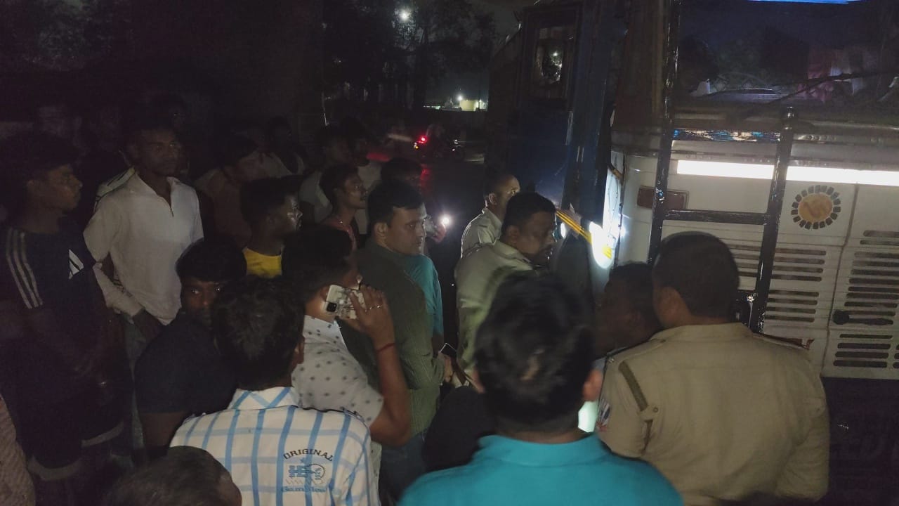 মর্মান্তিক দুর্ঘটনা রায়ডাঙায়, ট্রাকের তলায় পিষ্ট হয়ে মৃত্যু যুবকের