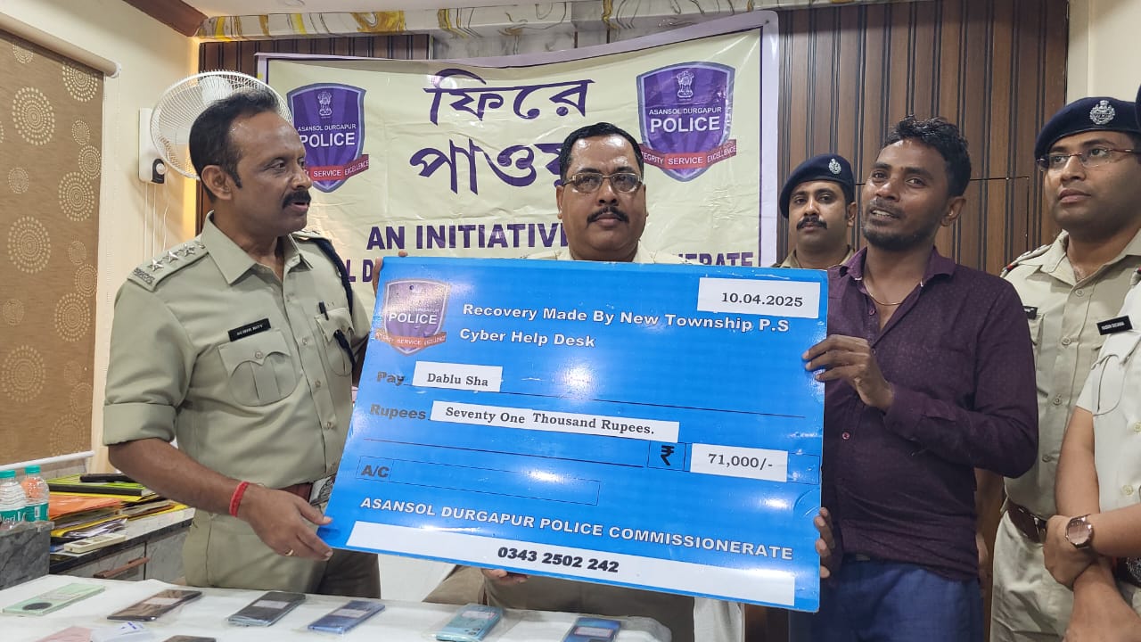 চুরি যাওয়া ১৫টি মোবাইল ও খোওয়া যাওয়া ৪ লক্ষ টাকা ফিরিয়ে দিল পুলিশ