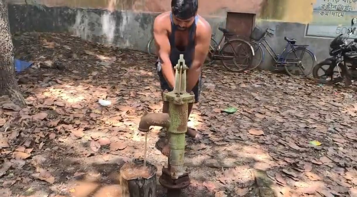 খবরের জের, ‘নির্জলা’ বাসস্ট্যান্ডে জল এনে দিলেন উপপ্রধান