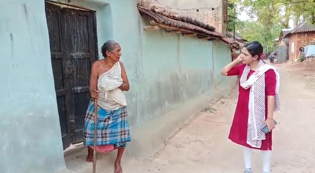 আদিবাসী গ্রামে ঘুরে ঘুরে সমস্যার সুরাহা করছেন কাঁকসার বিডিও